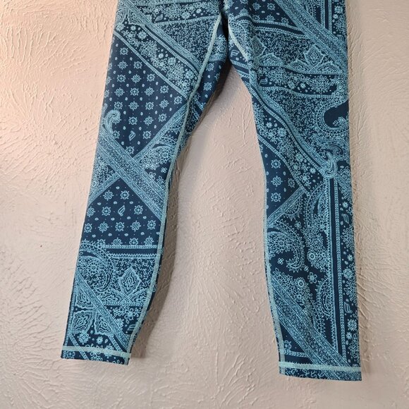 Fabletics Leggings Sz Large Blue Bandana Stretchy Athletic Workout Pull On Pants - Picture 4 of 13